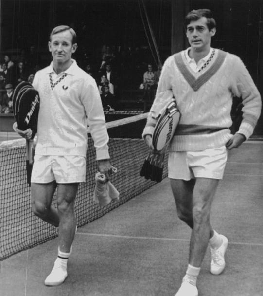 Wimbledon, 24 -6-69. Laver enta in campo con l&#39;americano Eugene Scott per la prima partita del torneo di Wimbledon (Ap)